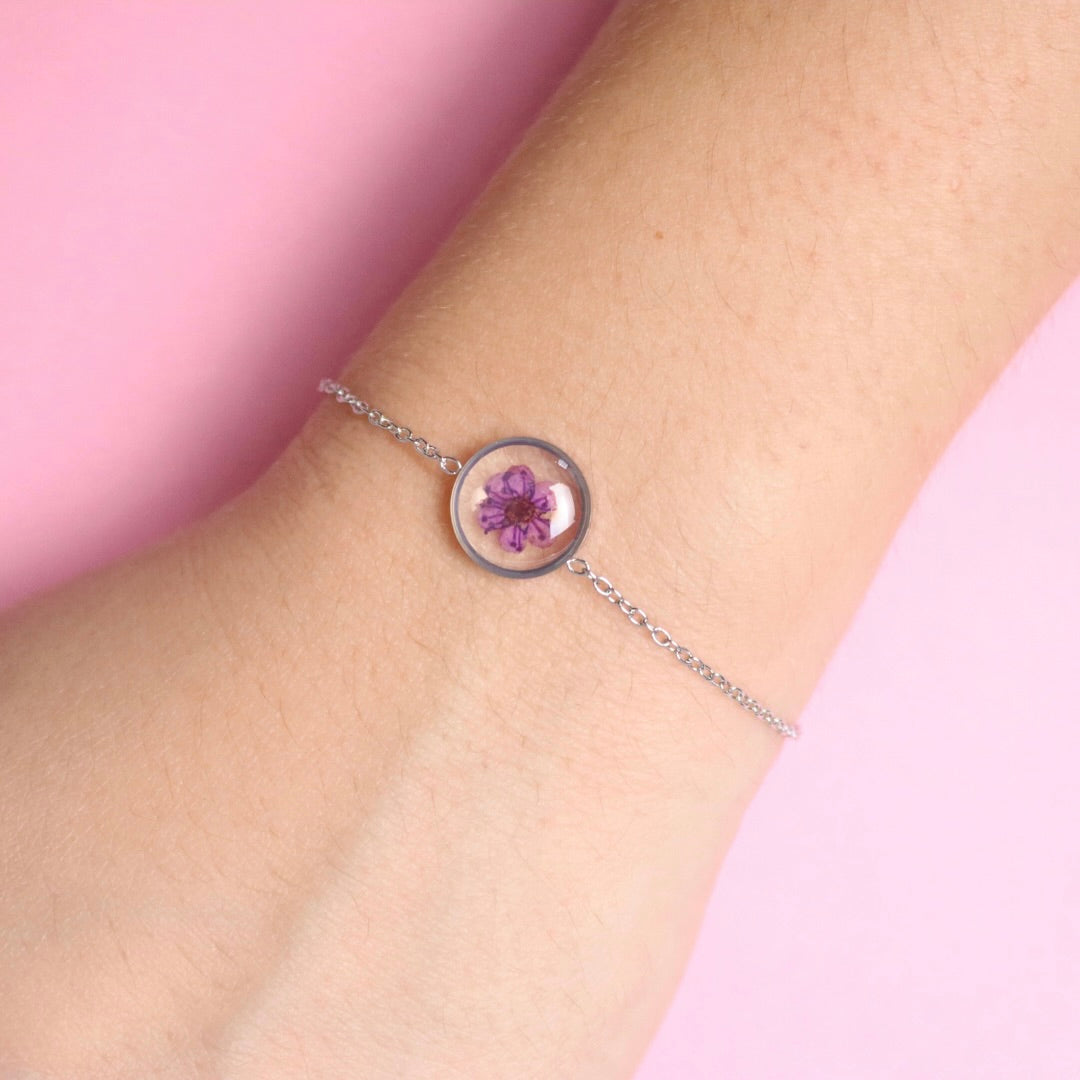 Bracciale in acciaio inox con ciondolo in resina e Fiore Selvatico viola