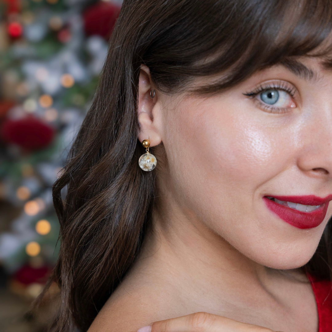 Paio di orecchini BOLLE - sfere pendenti con fiore vero Glixia bianco e montatura acciaio inox