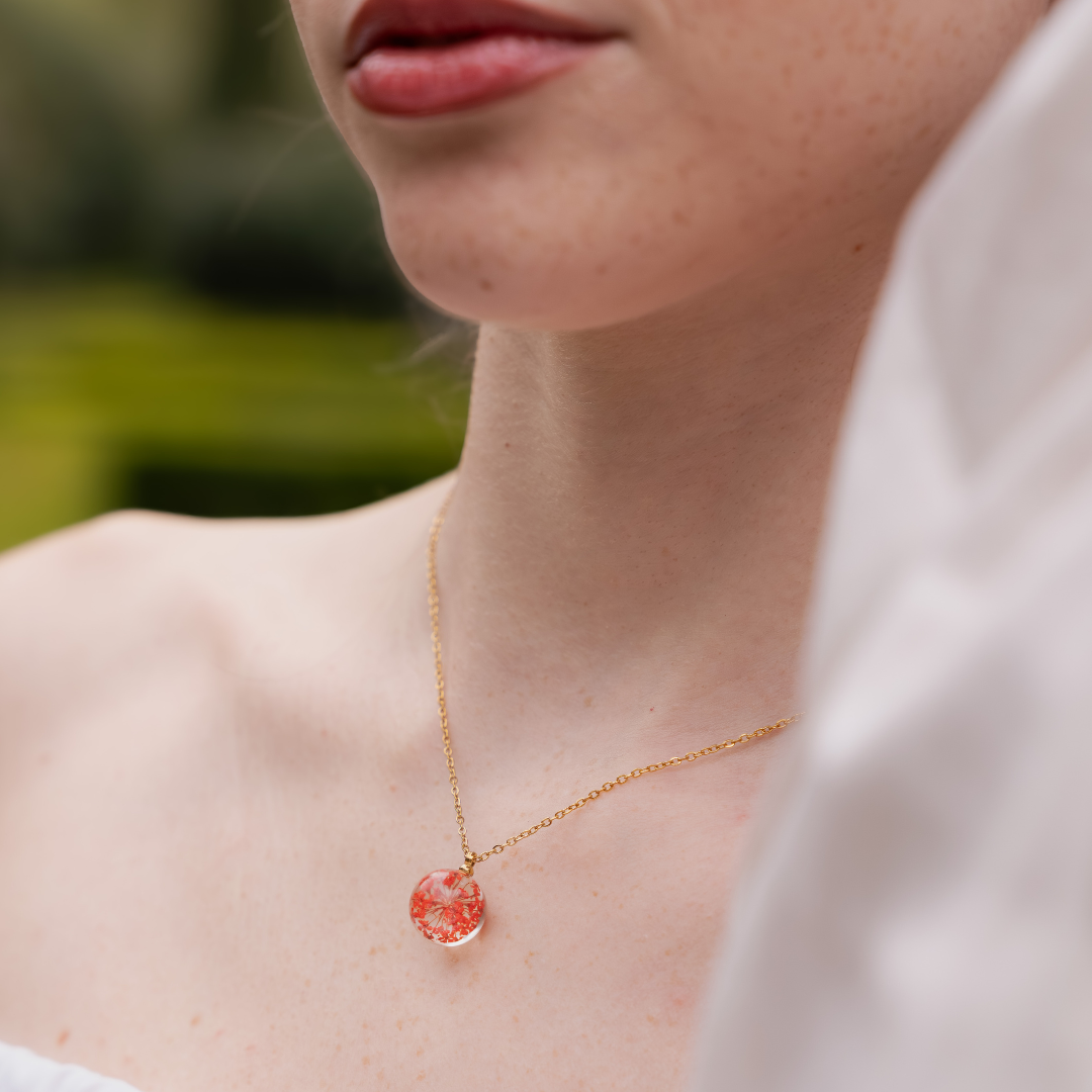 Collana BOLLA in acciaio inox con sfera in resina e fiori di Carota selvatica rossa