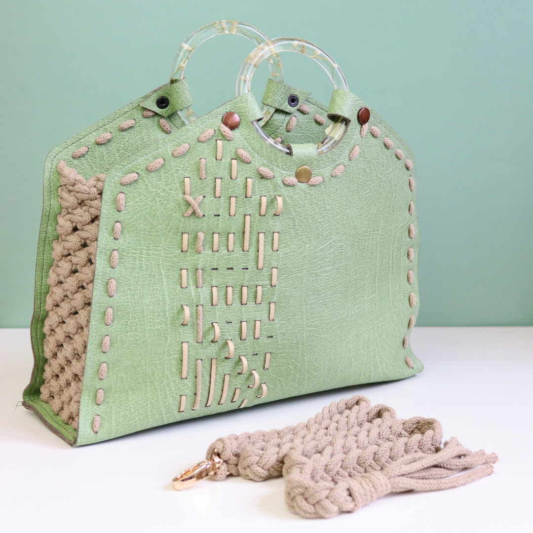 Borsa METAMORFOSI in pelle di mela con bracciali in resina e fiori veri che fungono da manici
