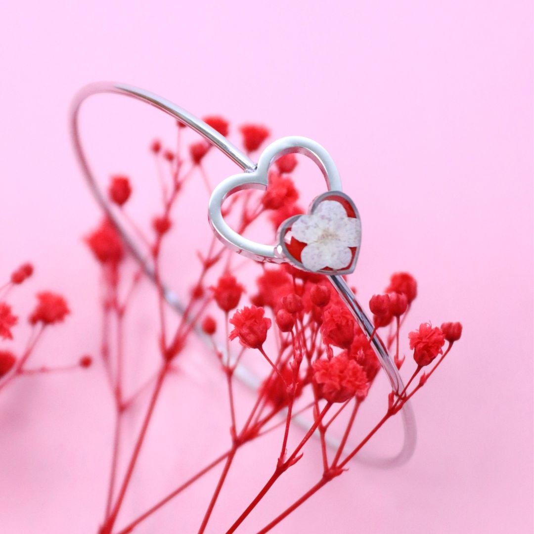 Bracciale rigido cuore in acciaio inox fiore selvatico bianco intersecato in resina - collezione ABBRACCIAMI