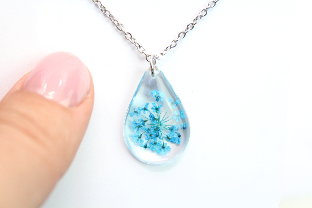 Collana goccia in acciaio inossidabile e ciondolo in resina con Pizzo della regina Anna blu