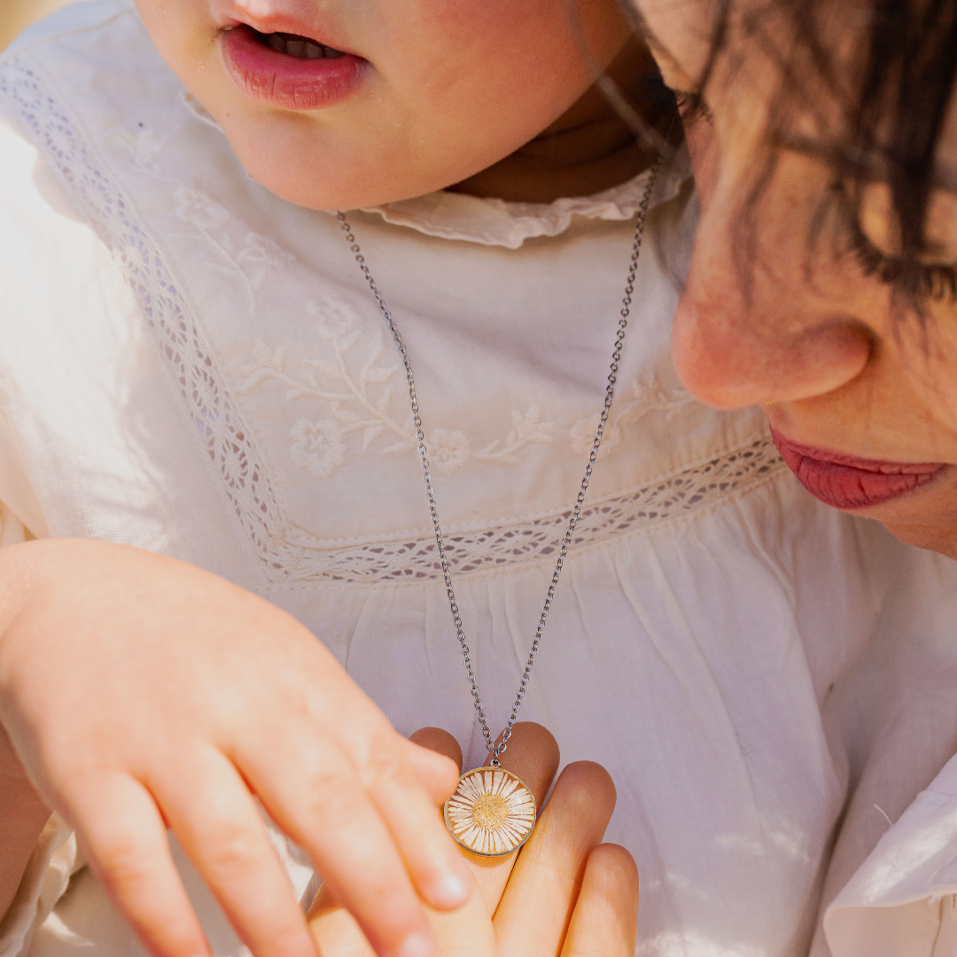 Collana in acciaio inossidabile e ciondolo in resina con Margherita mini