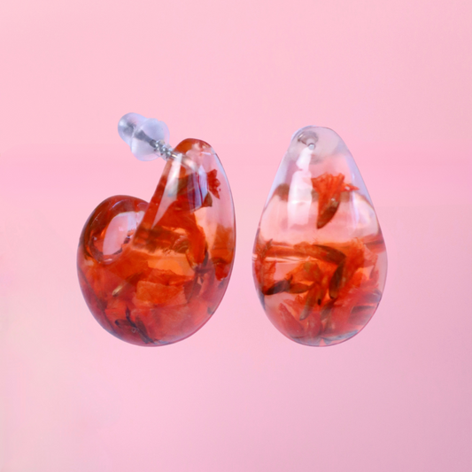 Orecchini a bottone a forma di goccia dupe in resina con fiori veri Statice rossa