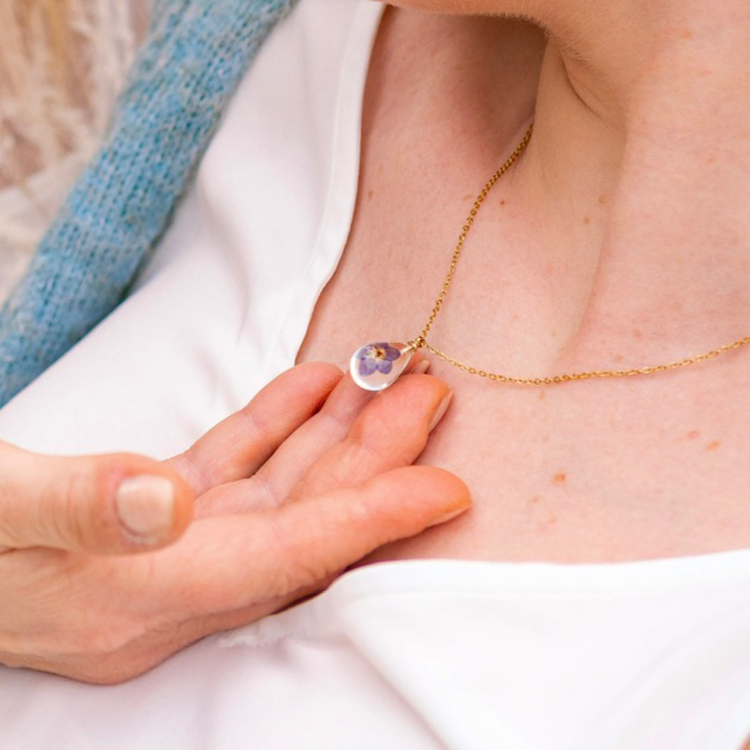 Collana RUGIADA in acciaio inossidabile e ciondolo in resina con Nontiscordardimé