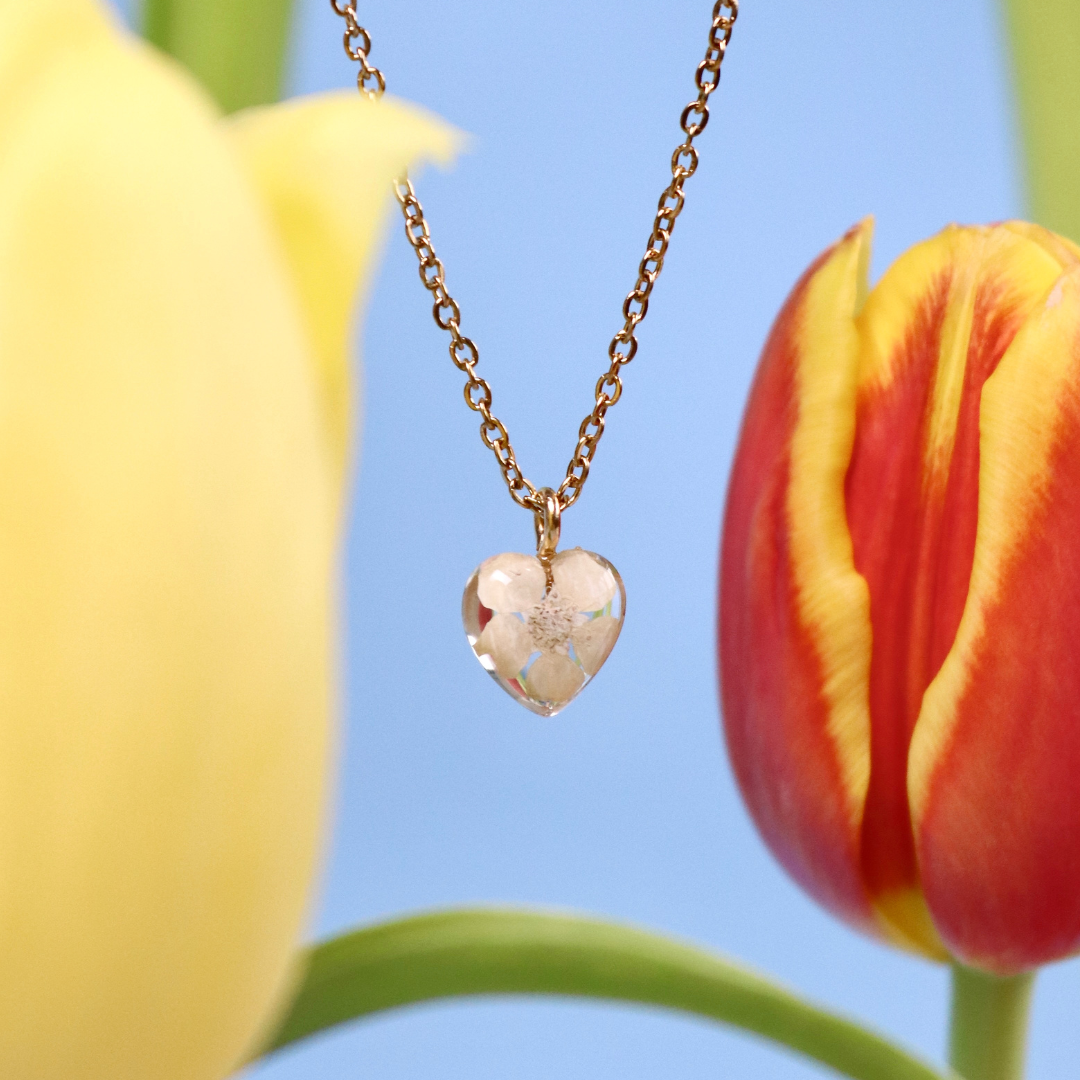 Collana con fiore vero bianco ciondolo a cuore in resina con montatura in acciaio inossidabile