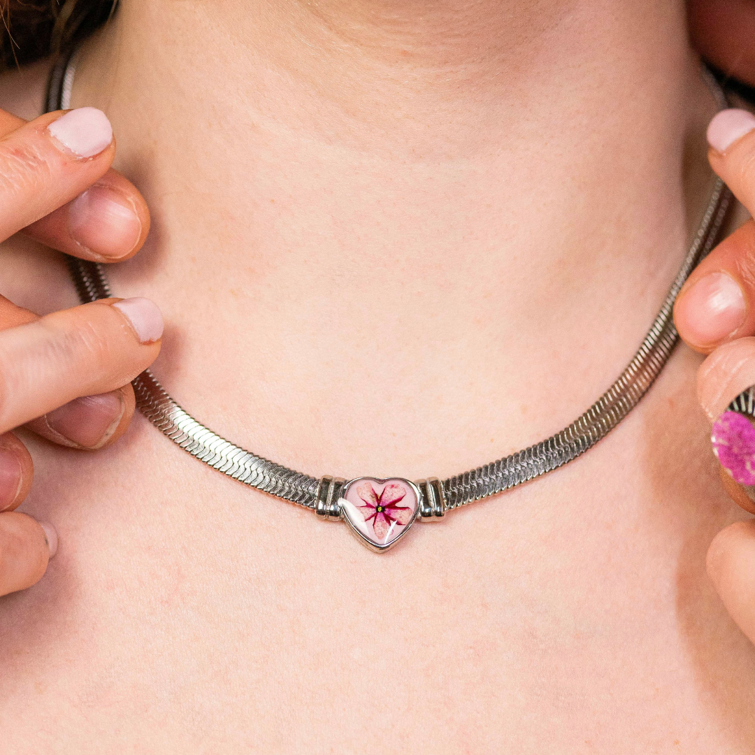 Collana girocollo cuore in Resina con Fiore di Verbena - PEZZO UNICO
