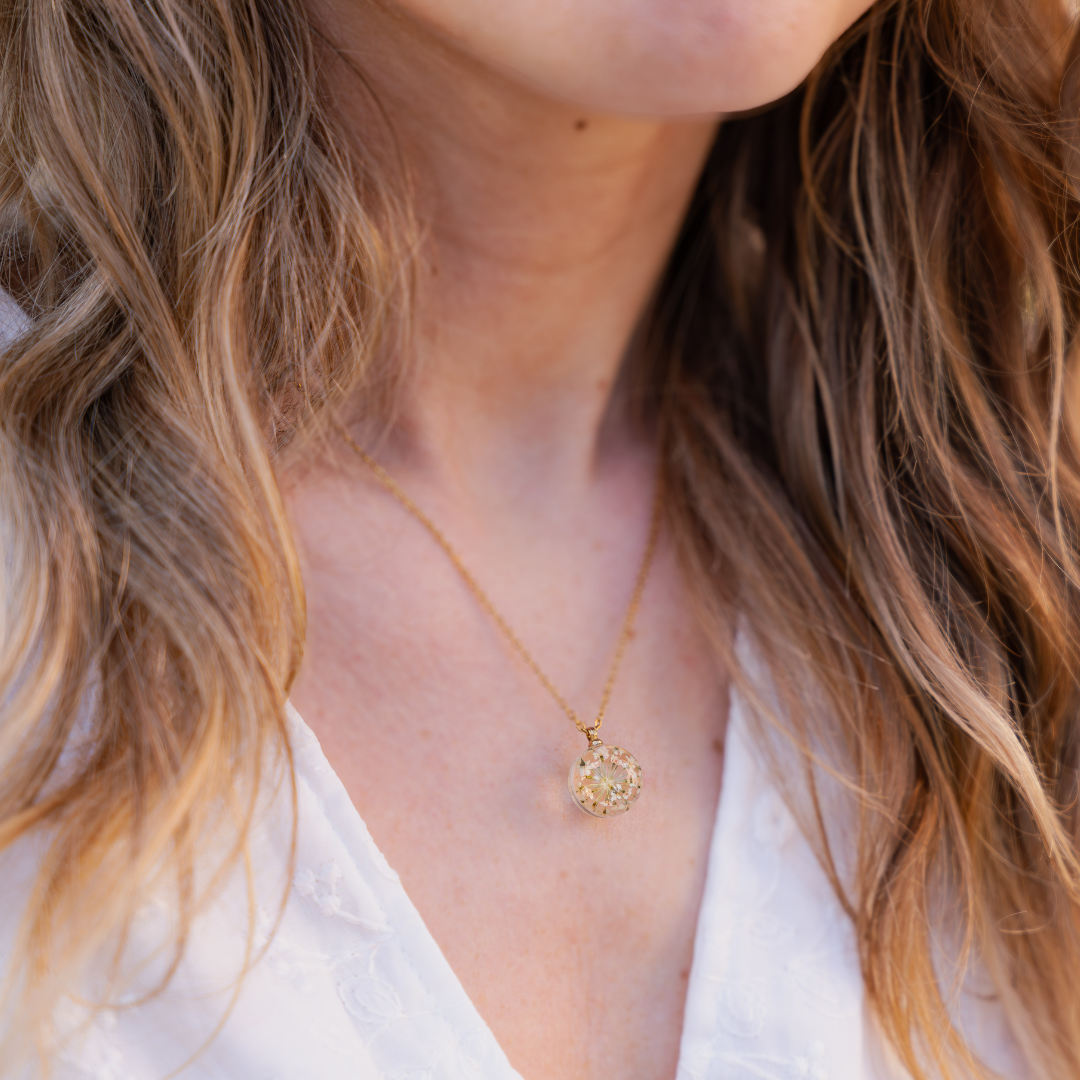Parure collana + orecchini in acciaio inossidabile zircone rosso e ciondolo in resina con Pizzo della regina Anna bianco