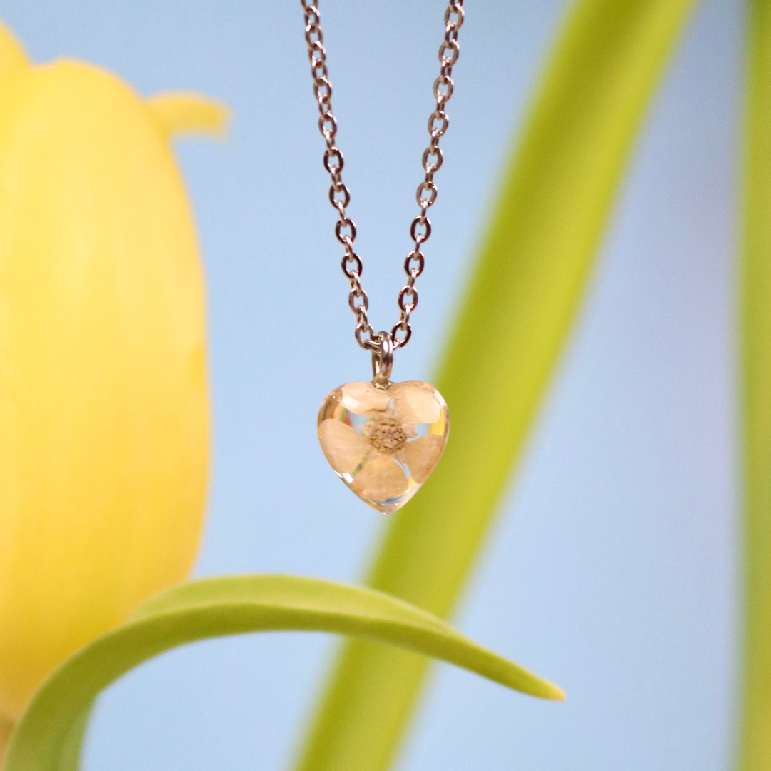 Collana con fiore vero bianco ciondolo a cuore in resina con montatura in acciaio inossidabile