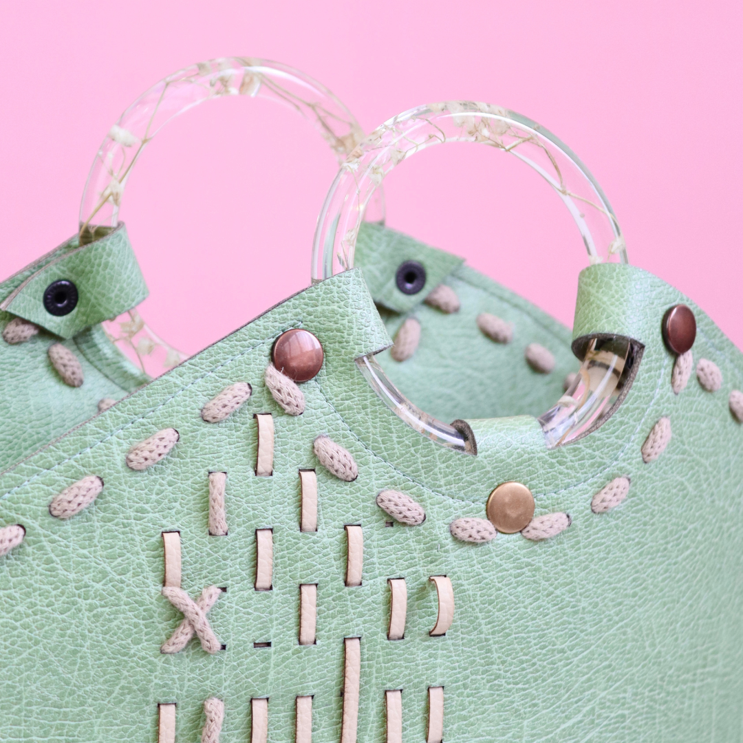 Borsa METAMORFOSI in pelle di mela con bracciali in resina e fiori veri che fungono da manici