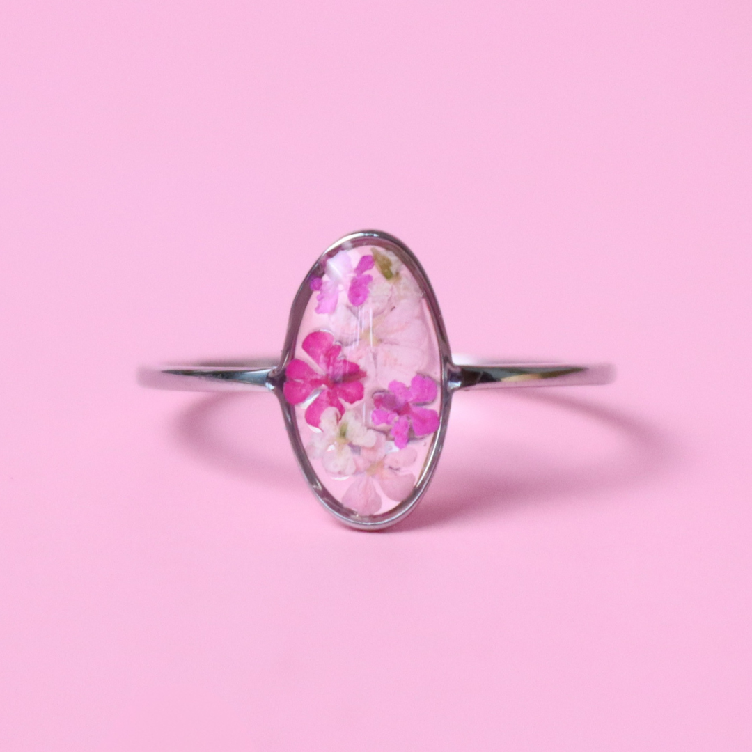 Anello in acciaio inox e fiore Carota selvatica fucsia intersecato nella resina - PEZZO UNICO