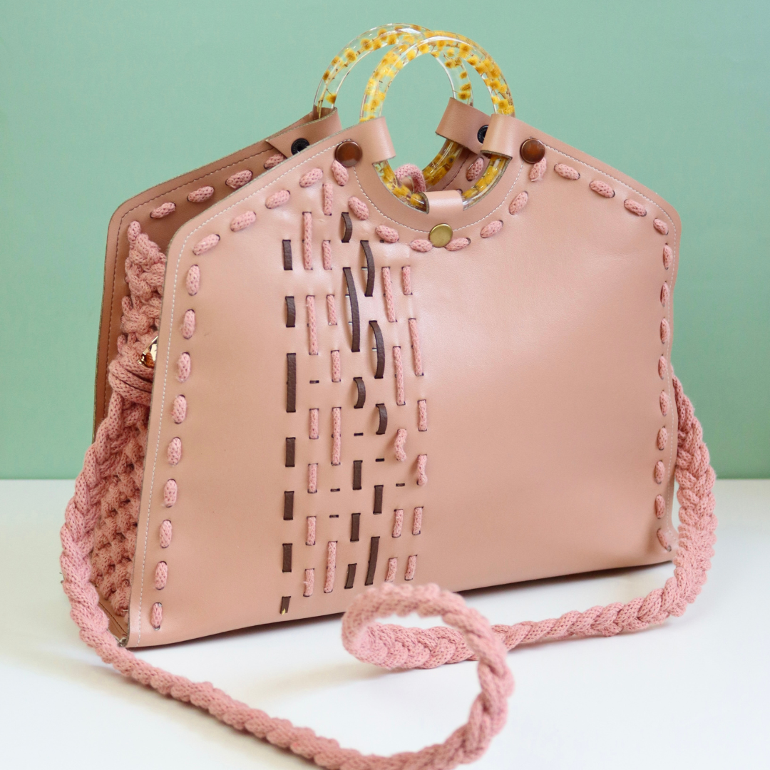 Borsa METAMORFOSI in pelle di mela con bracciali in resina e fiori veri che fungono da manici