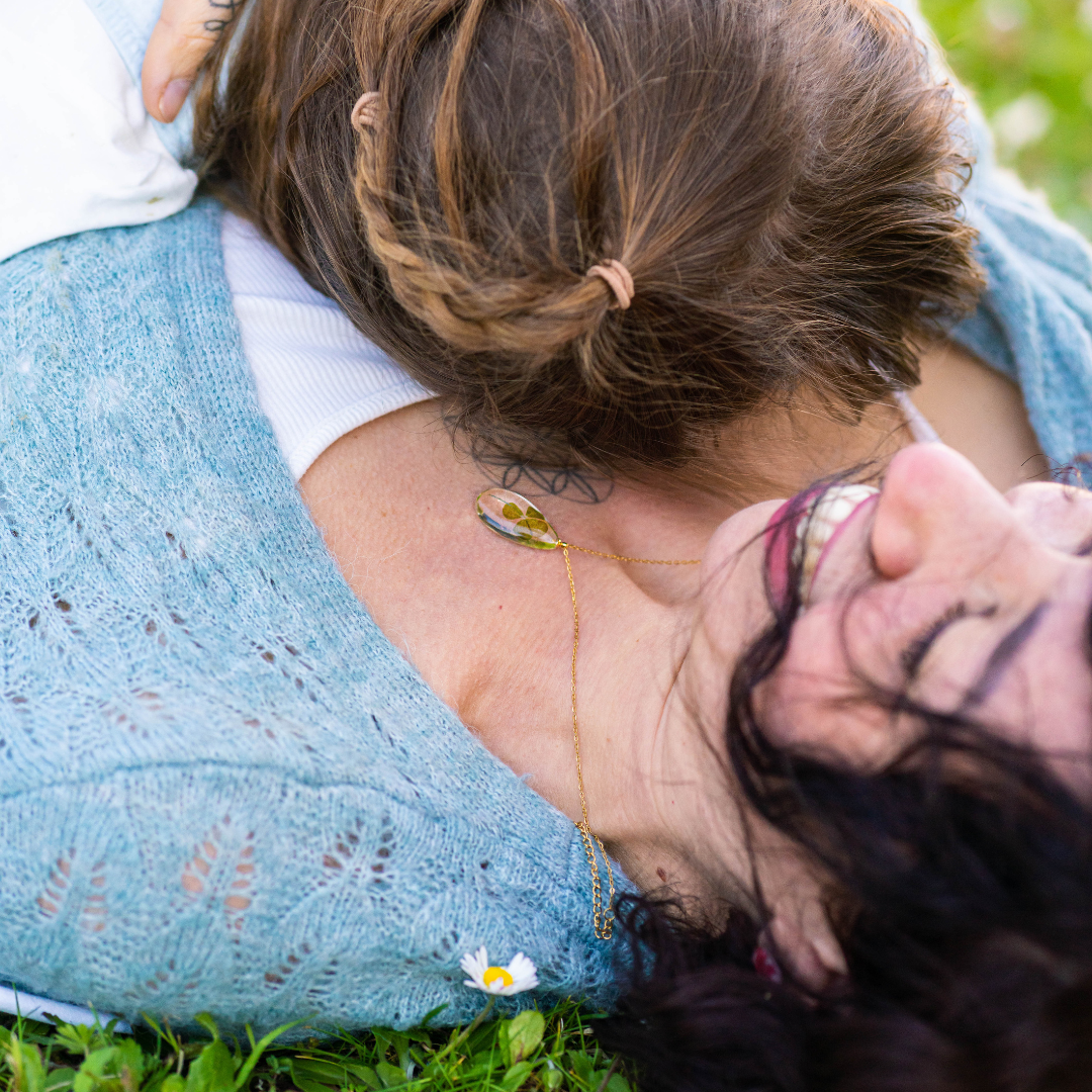 Collana con Quadrifoglio inglobato nella resina, montatura in acciaio inossidabile - collezione RUGIADA