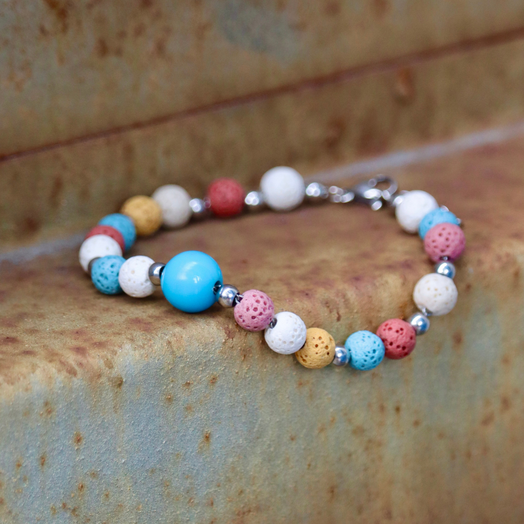 Bracciale uomo in acciaio inox con perlina celeste in resina fatta a mano e pietra vulcanica