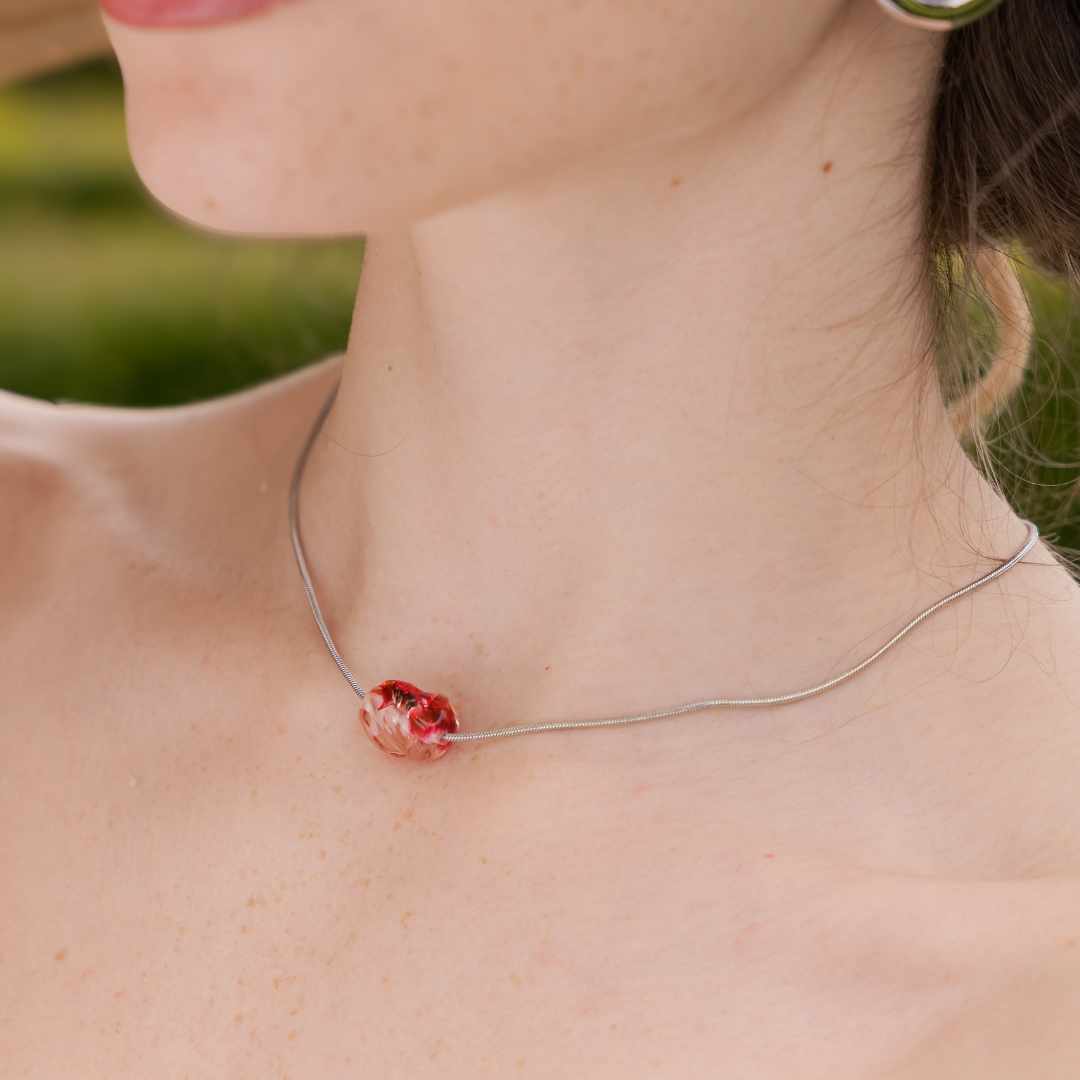 Collana girocollo in acciaio inox con ciondolo in resina e fiori veri di Statice rossa