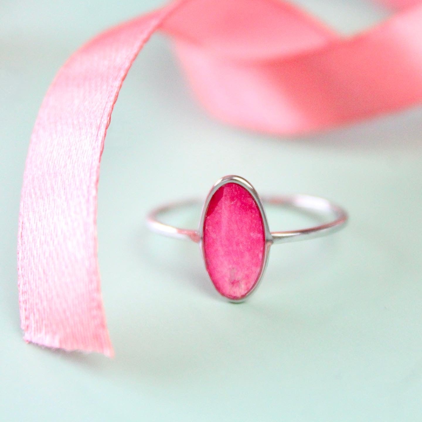 Anello in acciaio inox e petalo di Rosa rossa intersecato nella resina