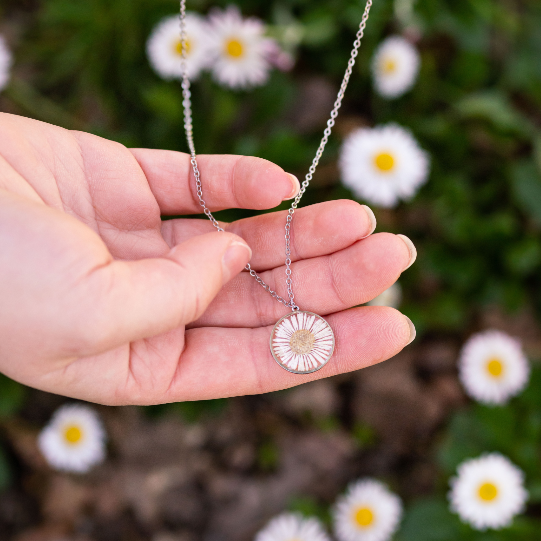 Collana in acciaio inossidabile e ciondolo in resina con Margherita mini