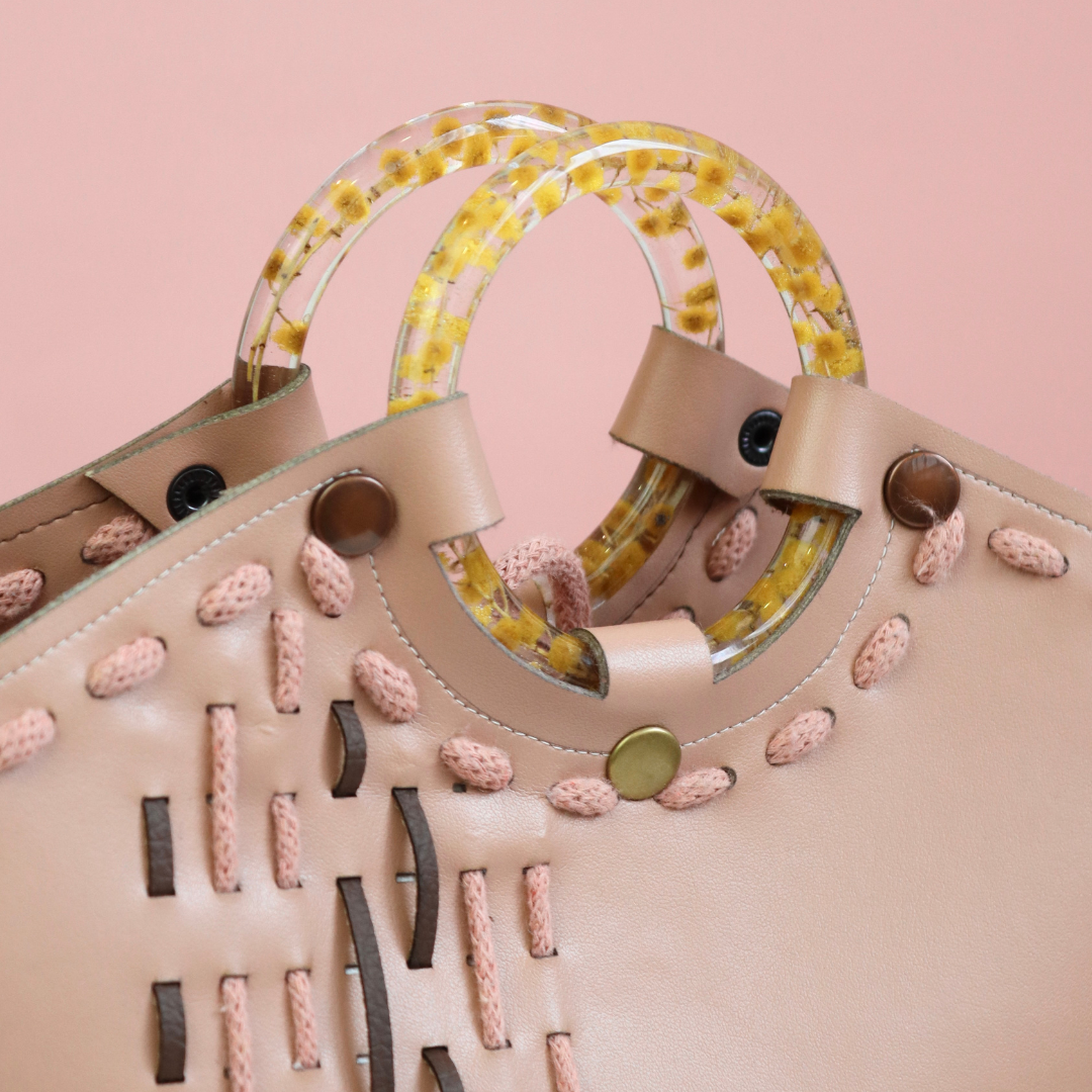 Borsa METAMORFOSI in pelle di mela con bracciali in resina e fiori veri che fungono da manici