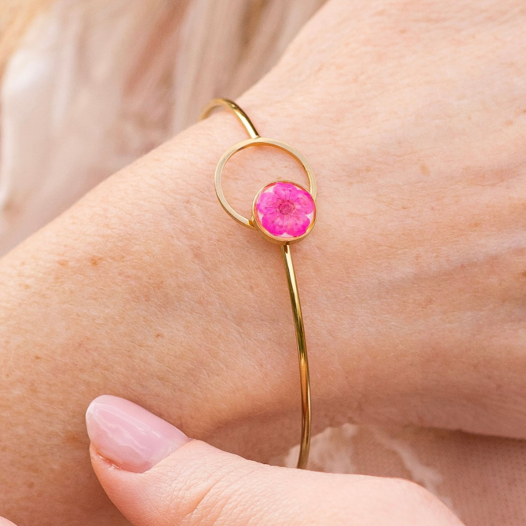 Bracciale ABBRACCIAMI in acciaio inox con resina e fiore selvatico fucsia