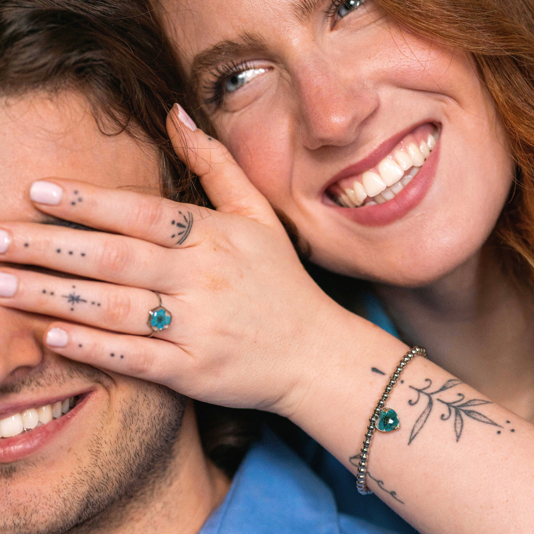 Bracciale Elastico con Cuore in Resina e Fiore Blu - Acciaio Inox