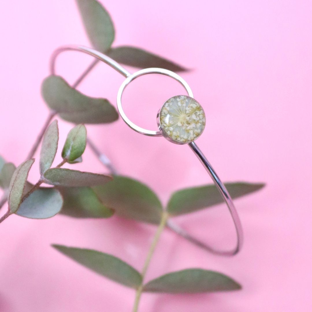 Bracciale ABBRACCIAMI in acciaio inox con resina e Pizzo della regina Anna bianco
