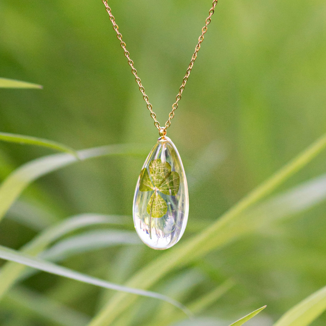 Collana con Quadrifoglio inglobato nella resina, montatura in acciaio inossidabile - collezione RUGIADA