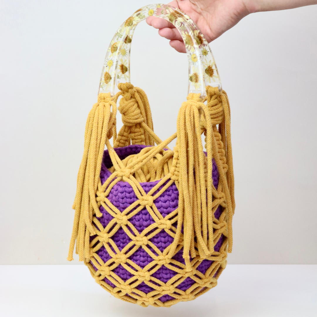Borsa METAMORFOSI in macramè con manici in resina e fiori veri