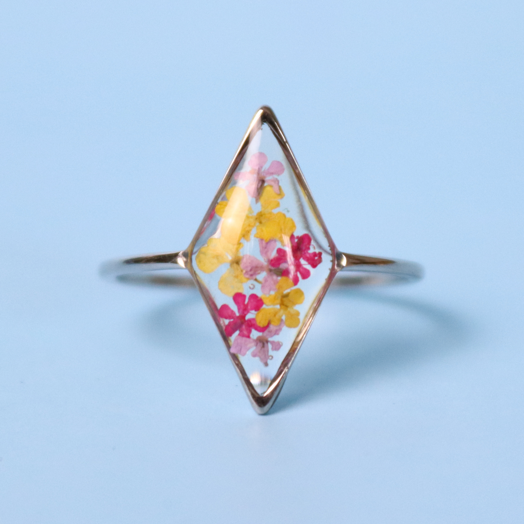 Anello in acciaio inox e fiore Carota selvatica gialla, lilla e fucsia intersecato nella resina - PEZZO UNICO