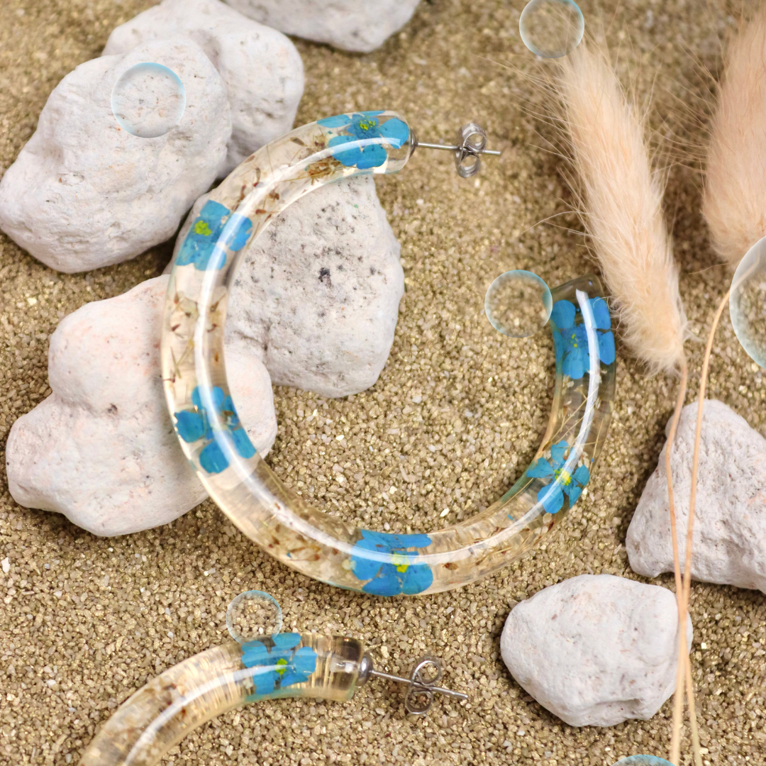 EDEN Orecchini a cerchio grandi in resina con fiori veri blu e carota selvatica