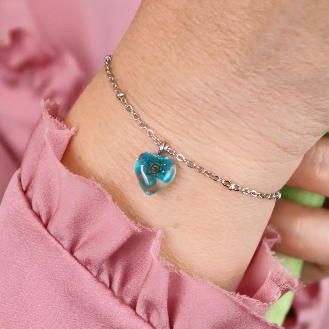 Bracciale a cuore in acciaio inossidabile e ciondolo in resina con fiore blu