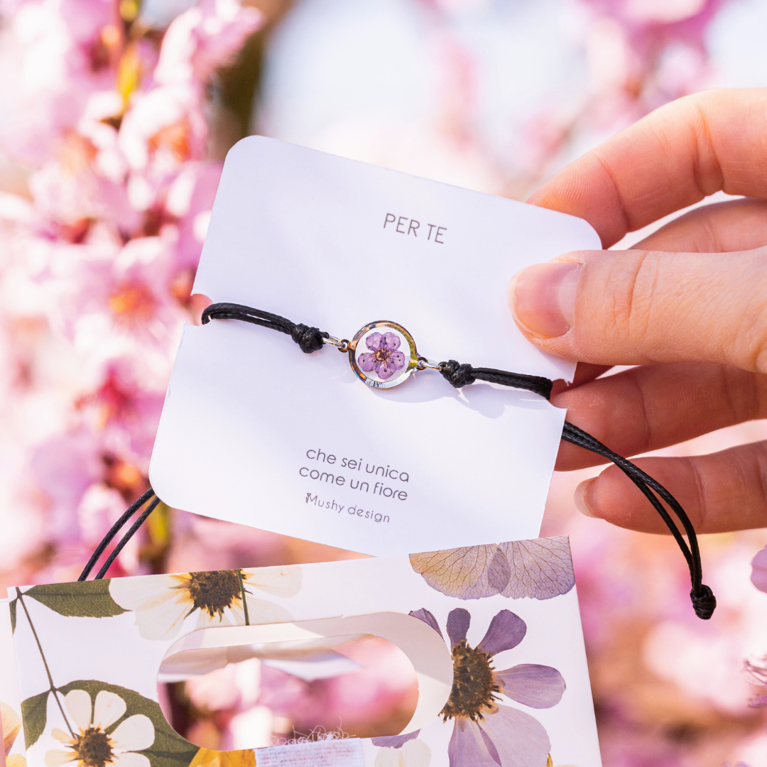 Bracciale regolabile in cordoncino e ciondolo in acciaio inox con fiore selvatico viola intersecata nella resina