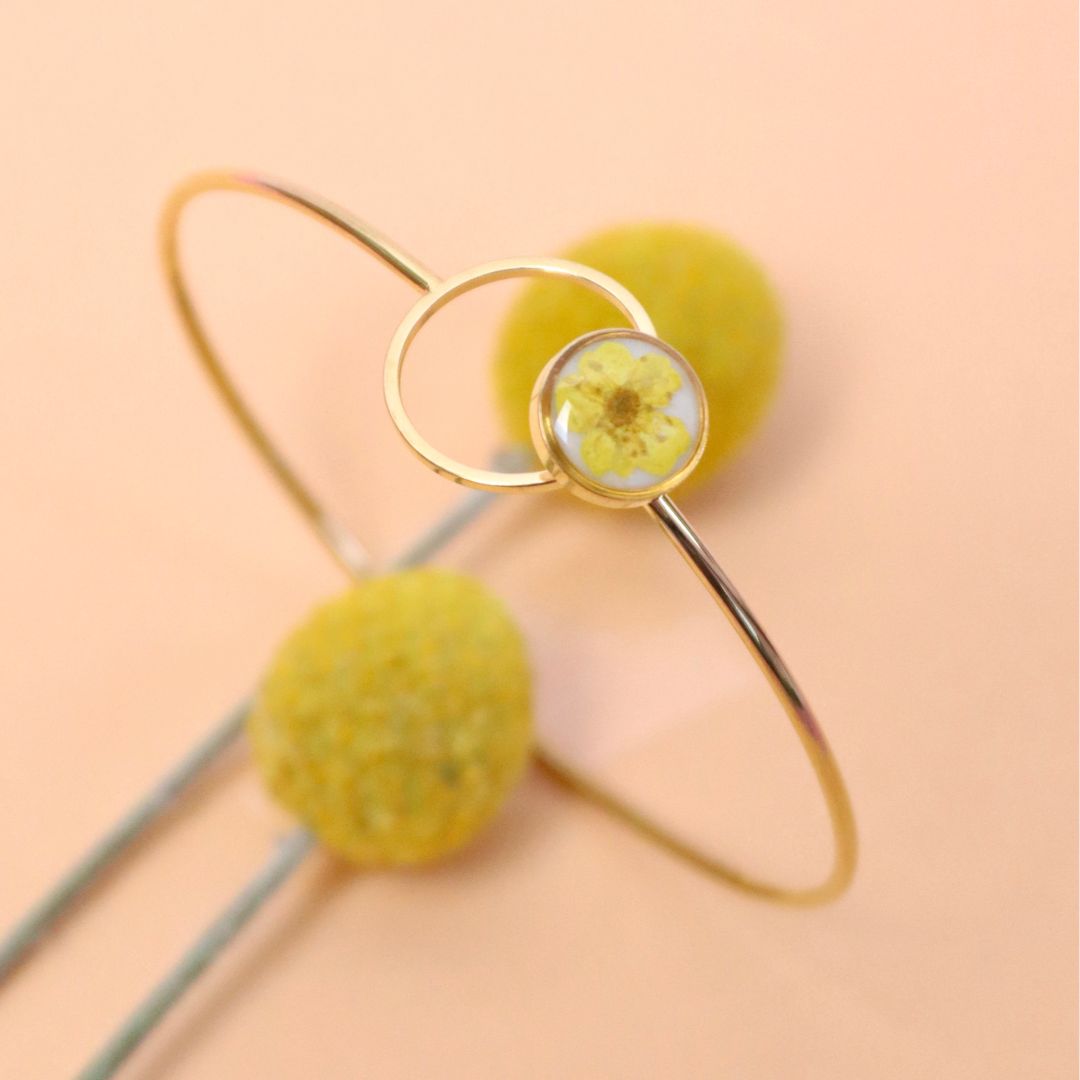 Bracciale ABBRACCIAMI in acciaio inox con resina e fiore selvatico giallo