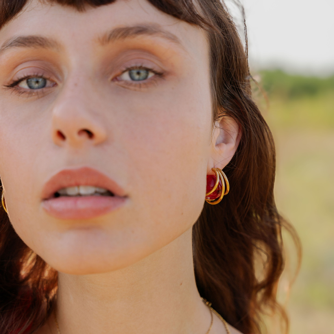 Orecchini in resina con Ortensia rossa e acciaio inox - collezione BOLLE