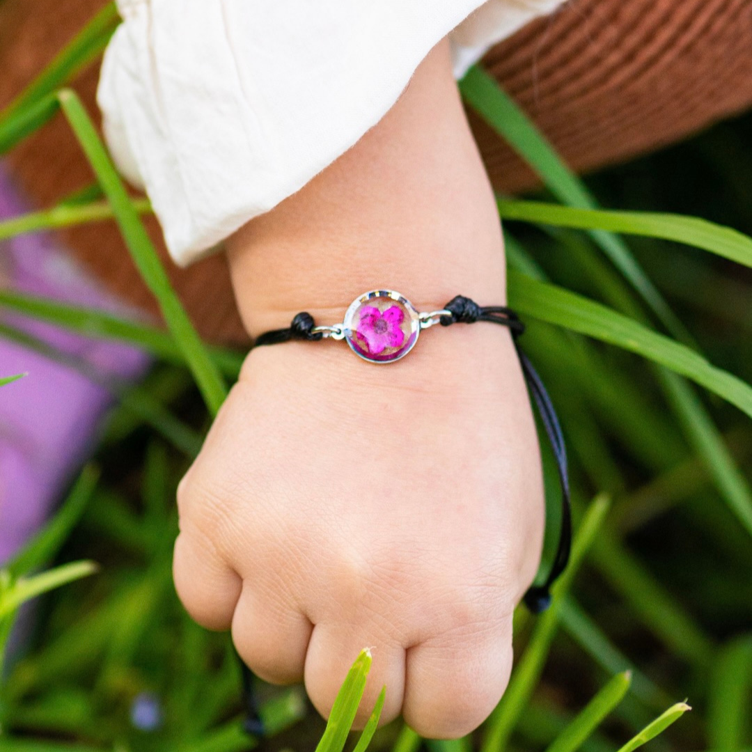Bracciale regolabile in cordoncino e ciondolo in acciaio inox con Spirea fucsia intersecata nella resina