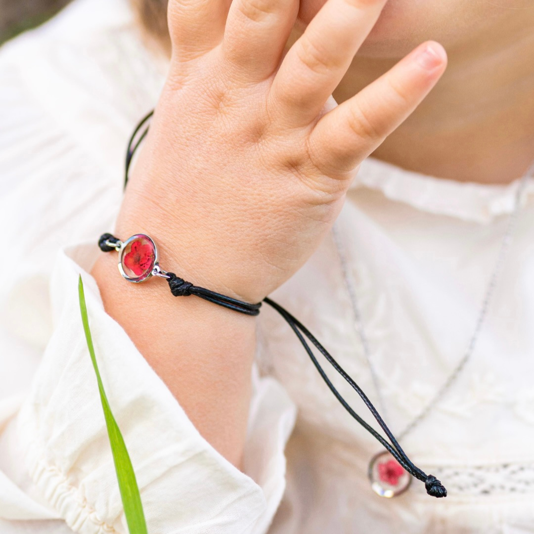 Bracciale regolabile in cordoncino e ciondolo in acciaio inox con Spirea rosso intersecata nella resina