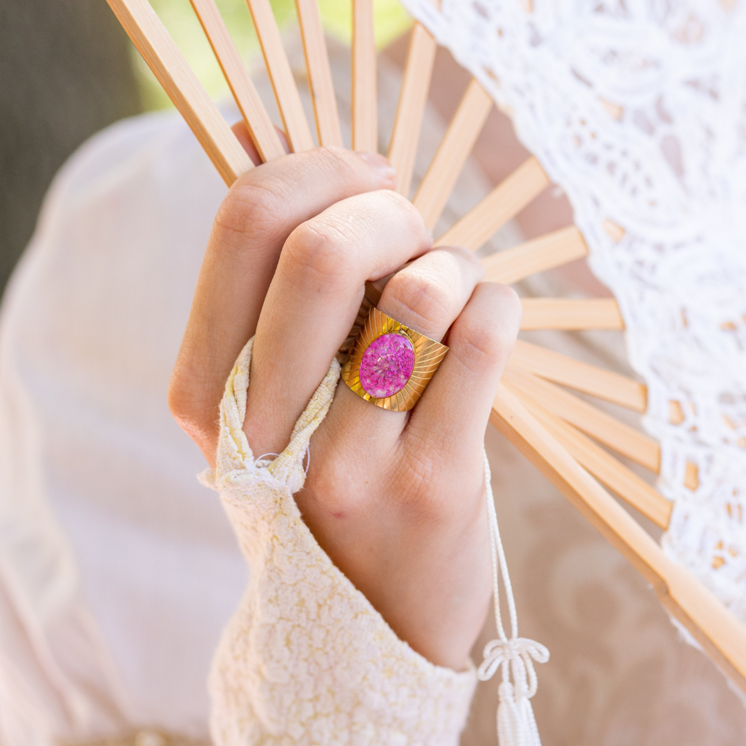 Anello regolabile in acciaio inox e Pizzo della regina Anna fucsia inglobato nella resina