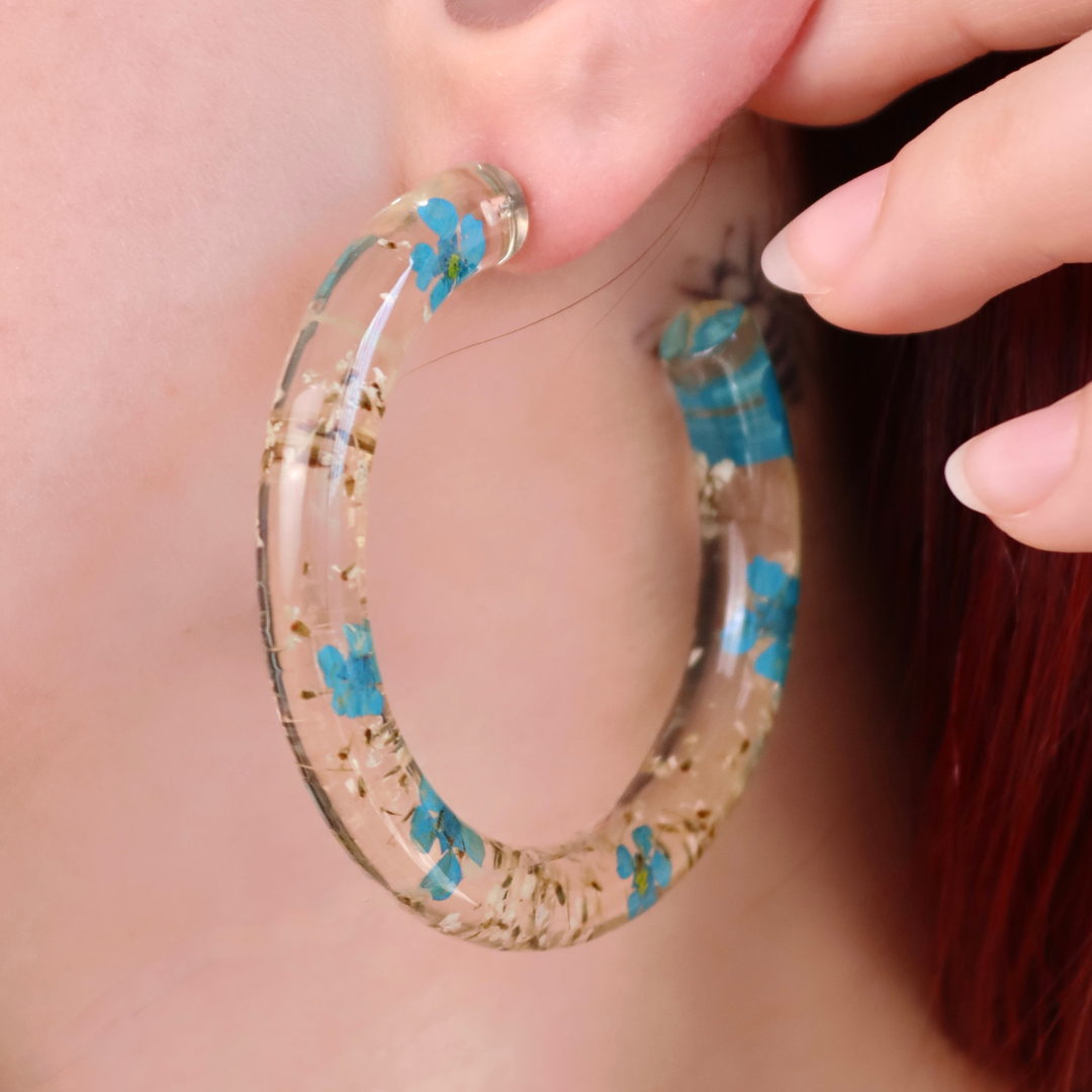 EDEN Orecchini a cerchio grandi in resina con fiori veri blu e carota selvatica