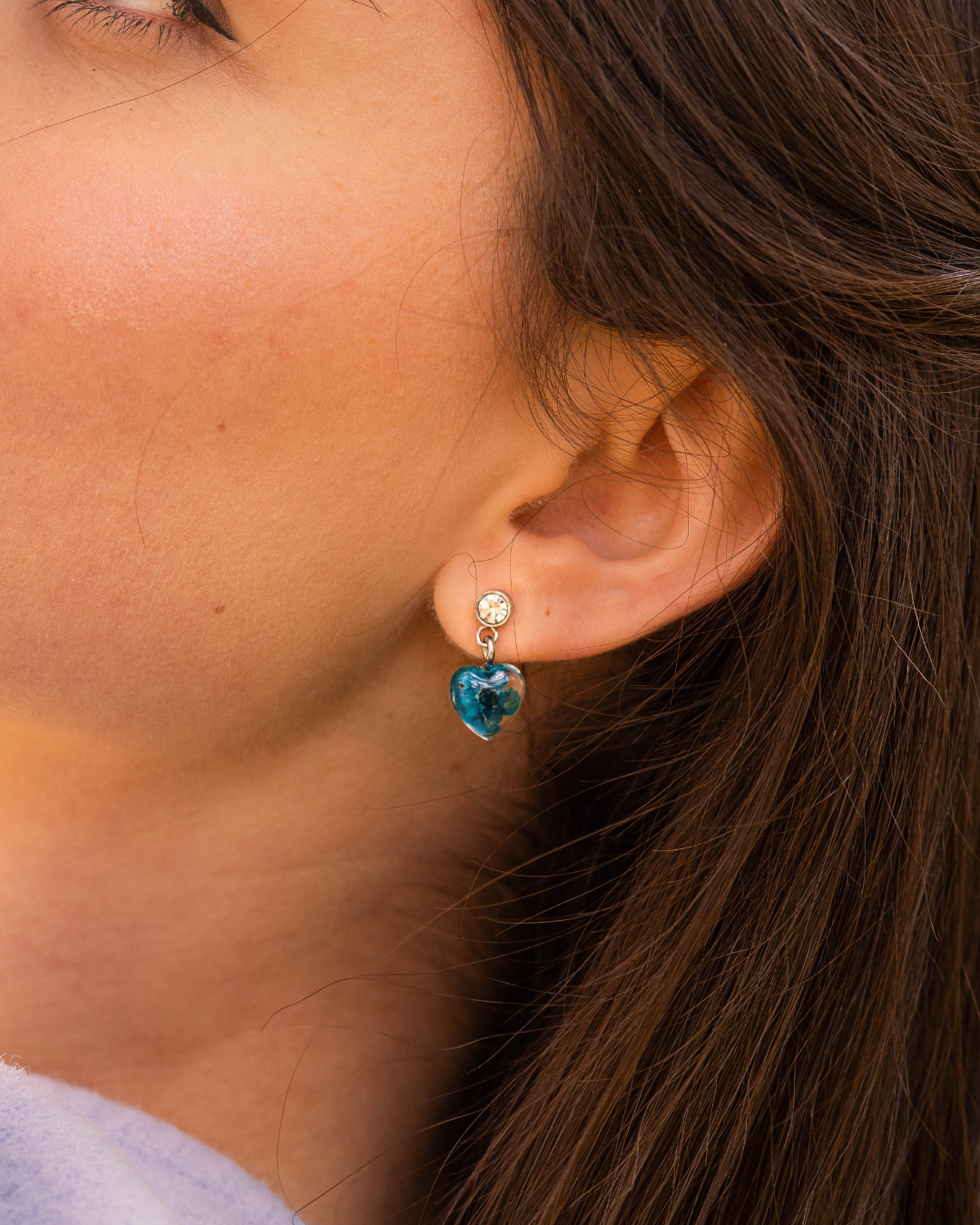 Parure collana e orecchini a cuore in acciaio inossidabile e ciondolo in resina con fiore blu