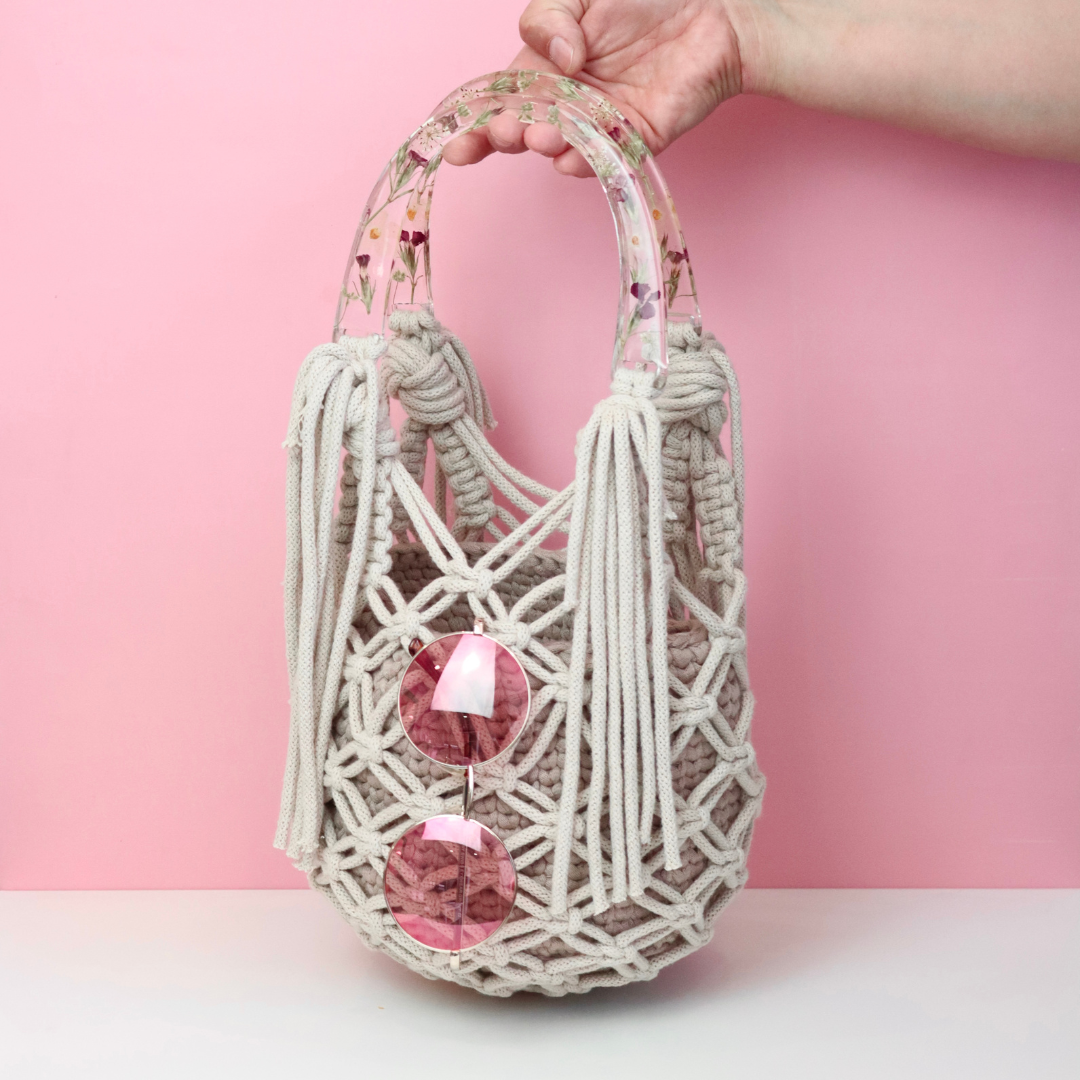 Borsa METAMORFOSI in macramè con manici in resina e fiori veri
