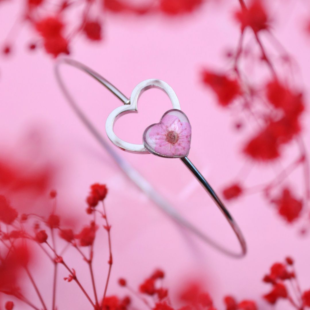 Bracciale rigido cuore in acciaio inox fiore selvatico rosa sotto resina - collezione ABBRACCIAMI