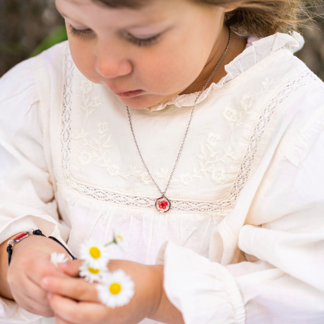 Collana in acciaio inossidabile e ciondolo in resina con fiore rosso