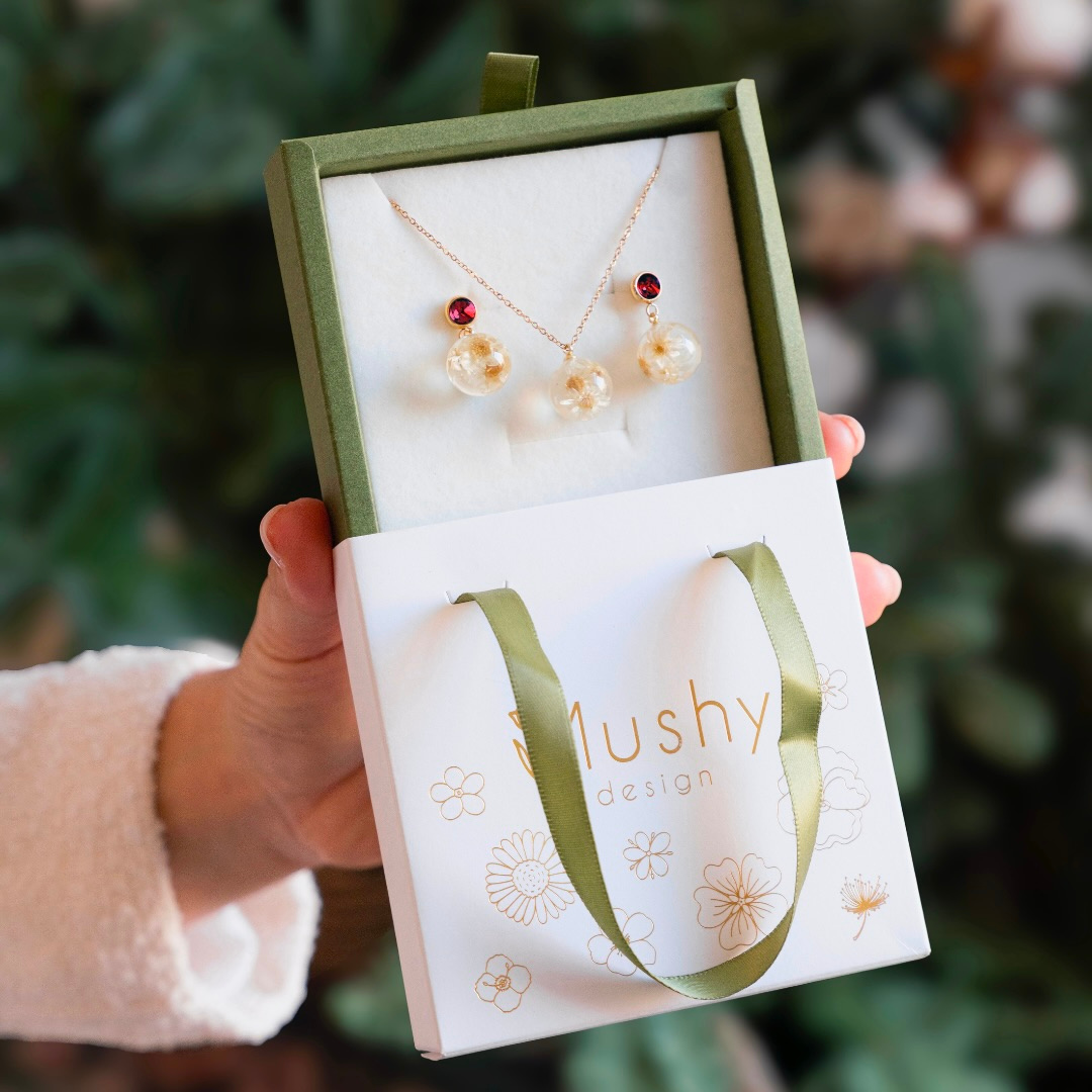 Parure collana + orecchini in acciaio inossidabile oro e ciondolo in resina con Glixia bianca