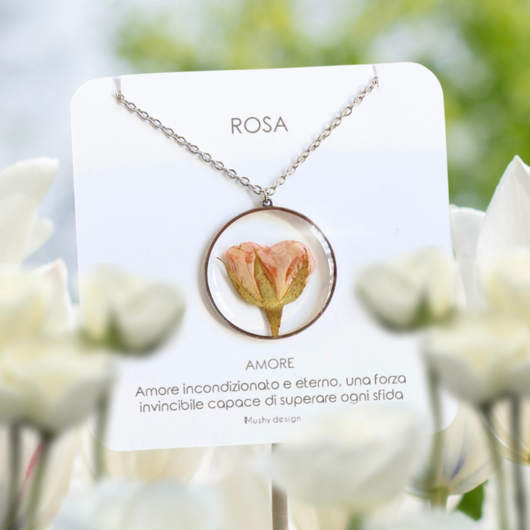 Collana in acciaio inossidabile e ciondolo in resina con bocciolo di Rosa rosa