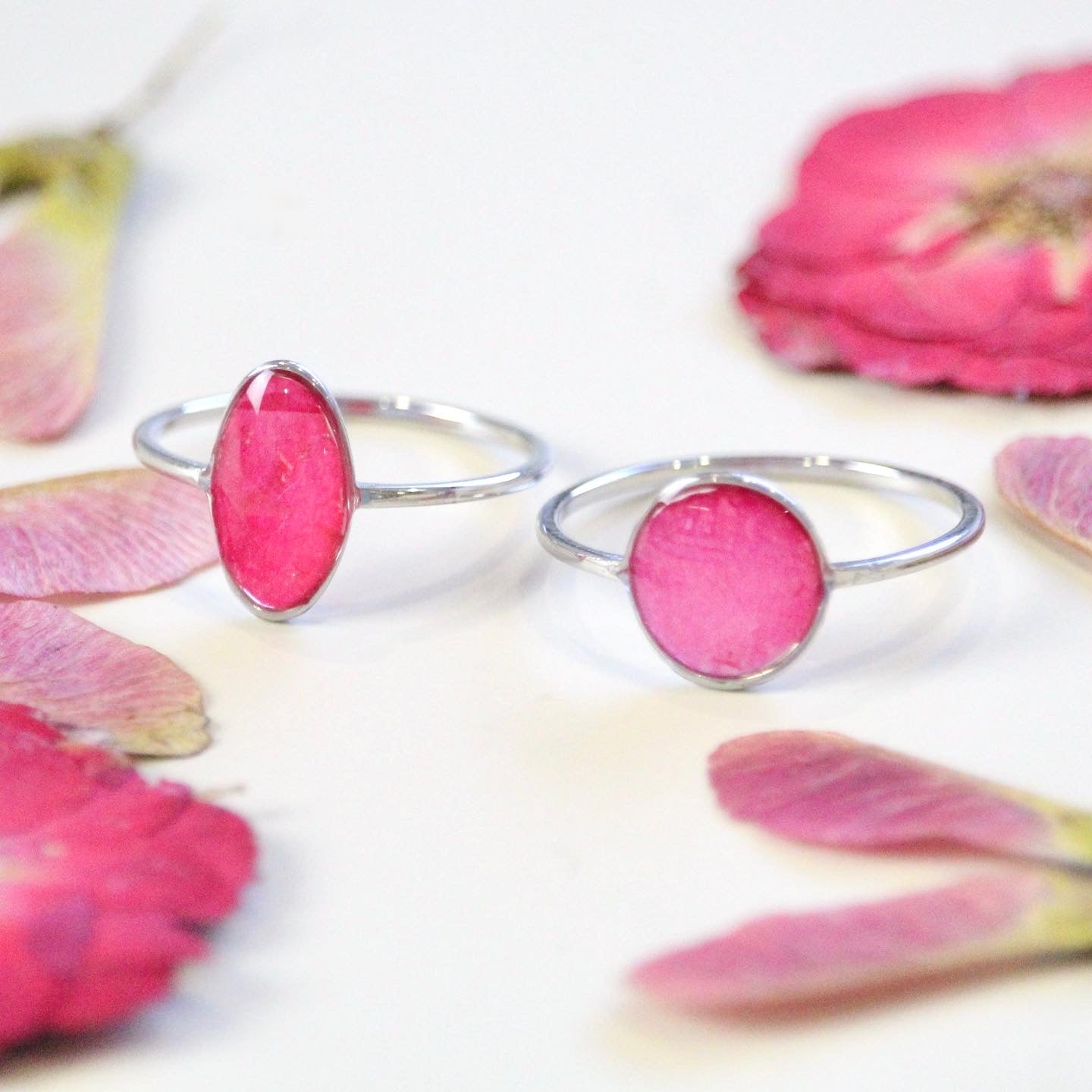 Anello in acciaio inox e petalo di Rosa rossa intersecato nella resina