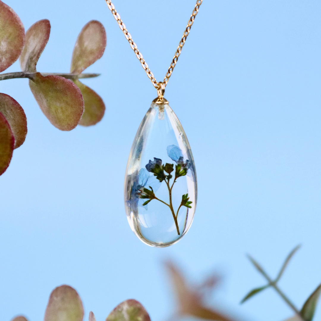 Collana RUGIADA in acciaio inossidabile e ciondolo in resina con Nontiscordardimé