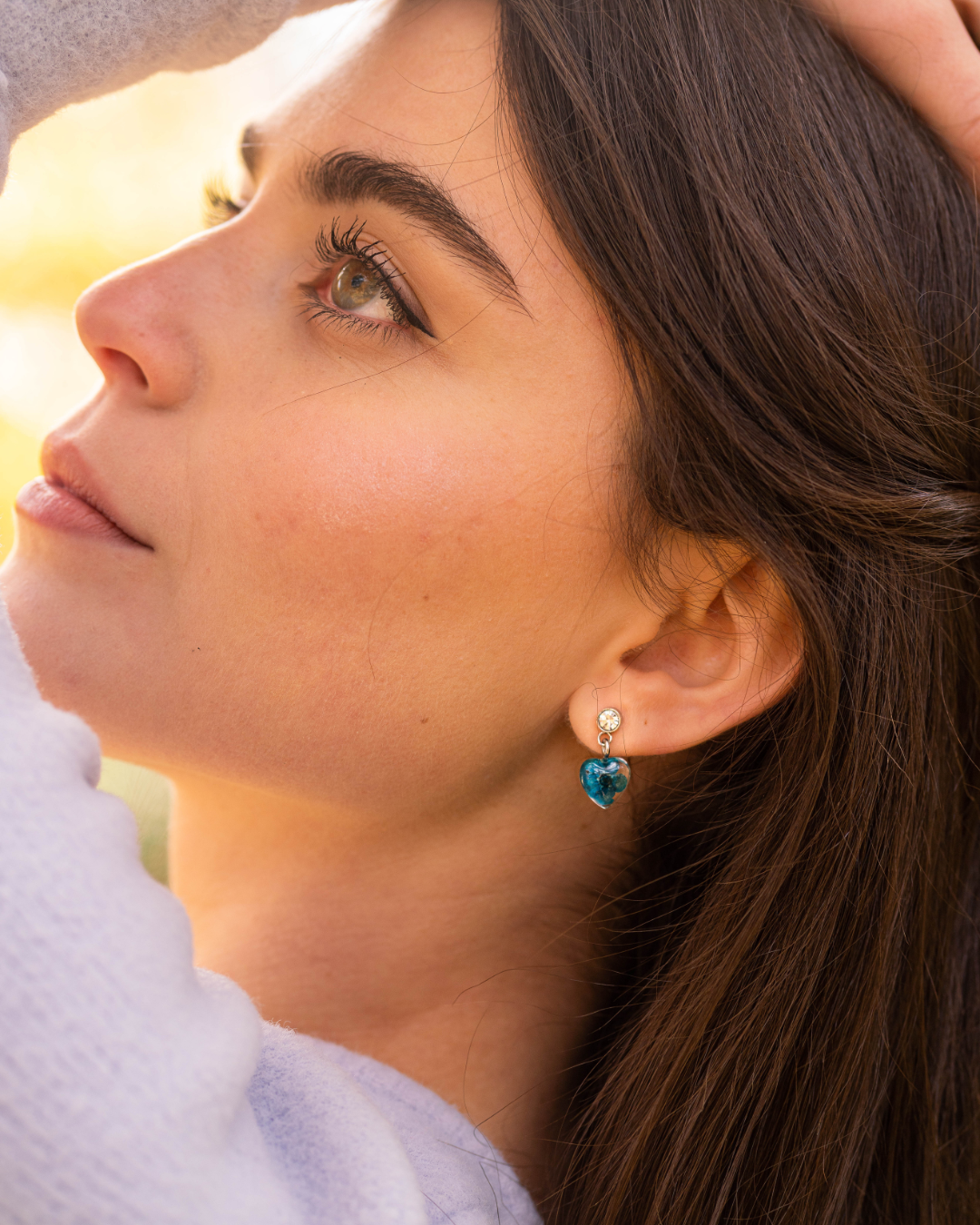 Parure collana e orecchini a cuore in acciaio inossidabile e ciondolo in resina con fiore blu