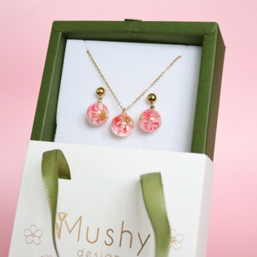 Parure collana + orecchini in acciaio inossidabile e ciondolo in resina con fiore di Glixia rosa