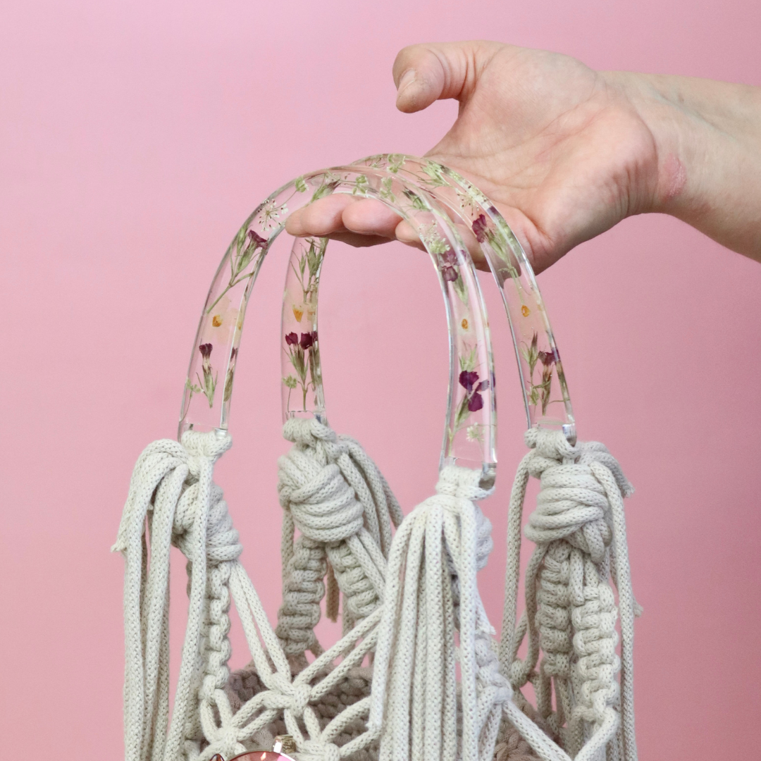 Borsa METAMORFOSI in macramè con manici in resina e fiori veri