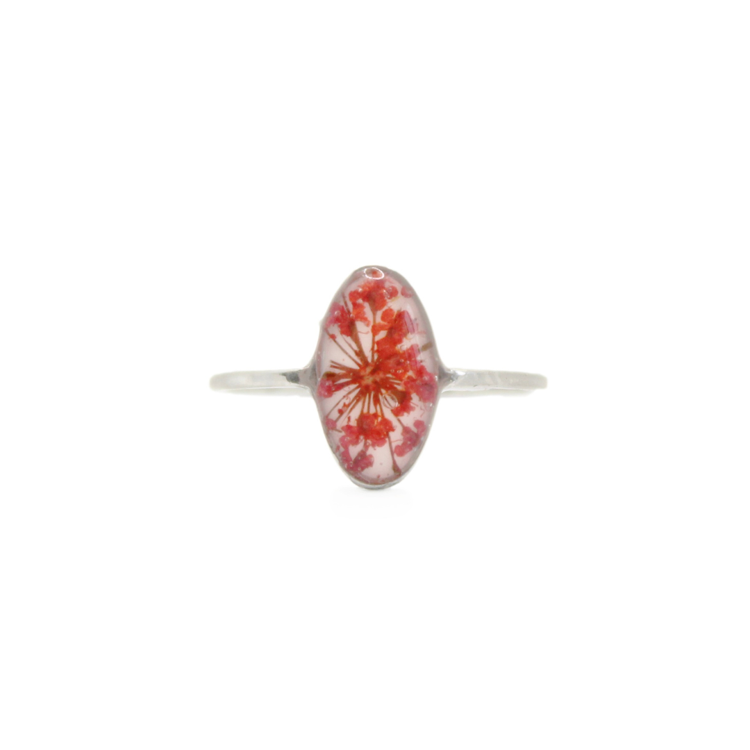 Anello in acciaio inox e Pizzo della regina Anna rosso intersecato nella resina