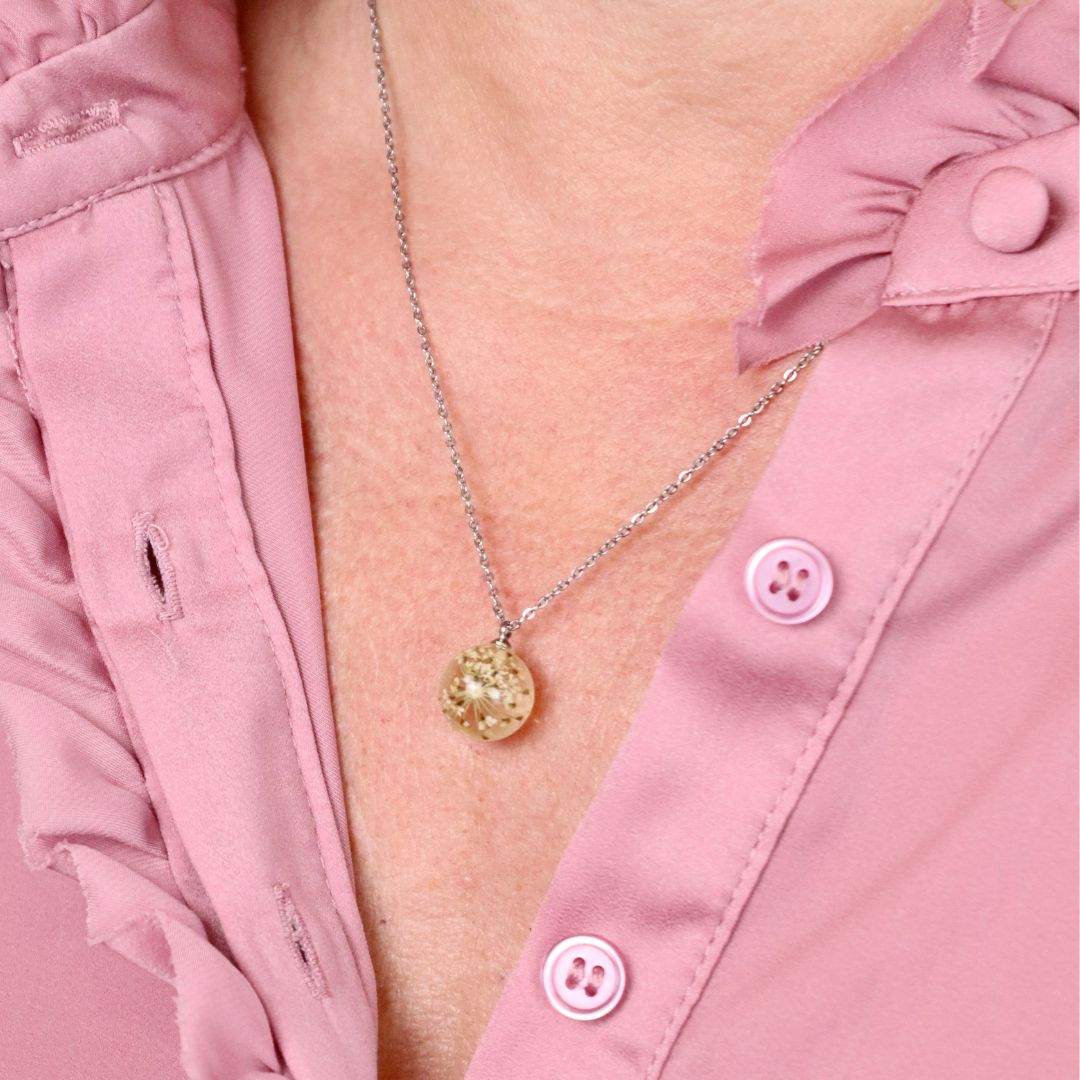 Collana sfera con fiore vero Pizzo della regina Anna bianco - collezione BOLLE